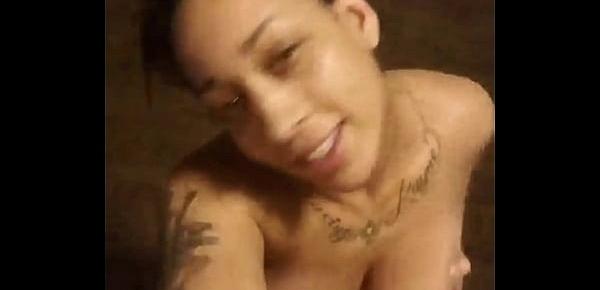 Sexy Light Skinned stripping and twerking on peeks social